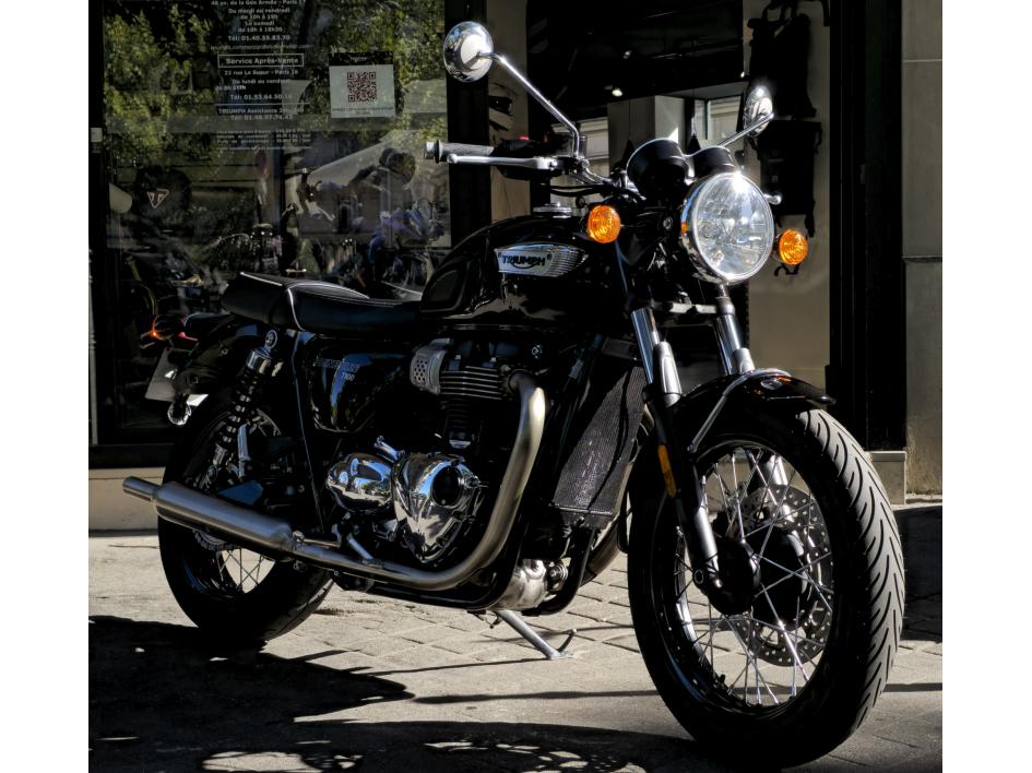 TRIUMPH BONNEVILLE T100 900