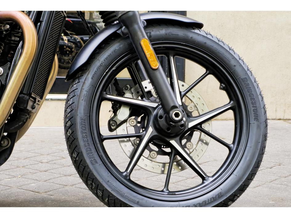 TRIUMPH STREET TWIN  900