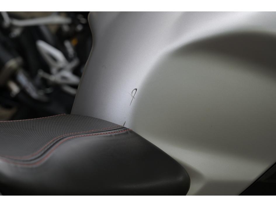 TRIUMPH STREET TRIPLE 765 R